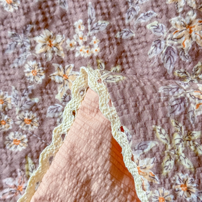 91家纺网 家纺一手货源 找家纺 梦舒阳 2026新款泡芙棉夏被花边款泡芙纱夏凉被四件套空调被带小熊吊牌 暖桔