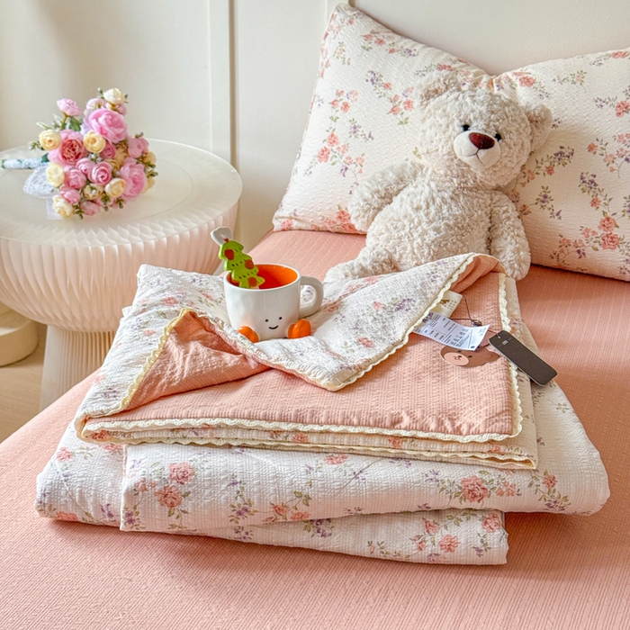 91家纺网 家纺一手货源 找家纺 梦舒阳 2026新款泡芙棉夏被花边款泡芙纱夏凉被四件套空调被带小熊吊牌 暖阳