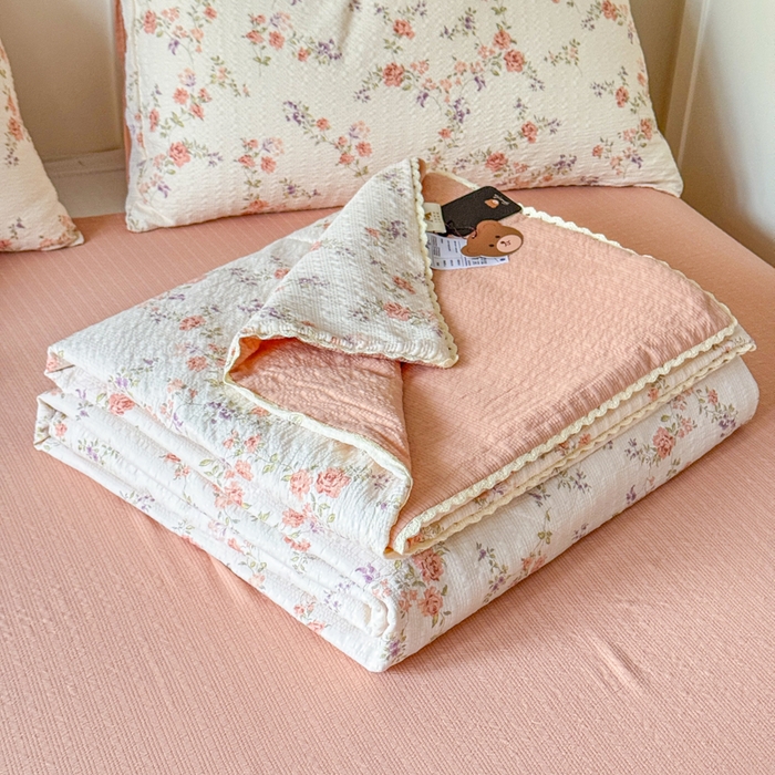 91家纺网 家纺一手货源 找家纺 梦舒阳 2026新款泡芙棉夏被花边款泡芙纱夏凉被四件套空调被带小熊吊牌 暖阳