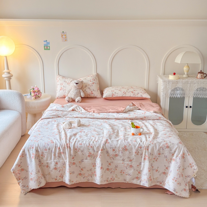 91家纺网 家纺一手货源 找家纺 梦舒阳 2026新款泡芙棉夏被花边款泡芙纱夏凉被四件套空调被带小熊吊牌 暖阳