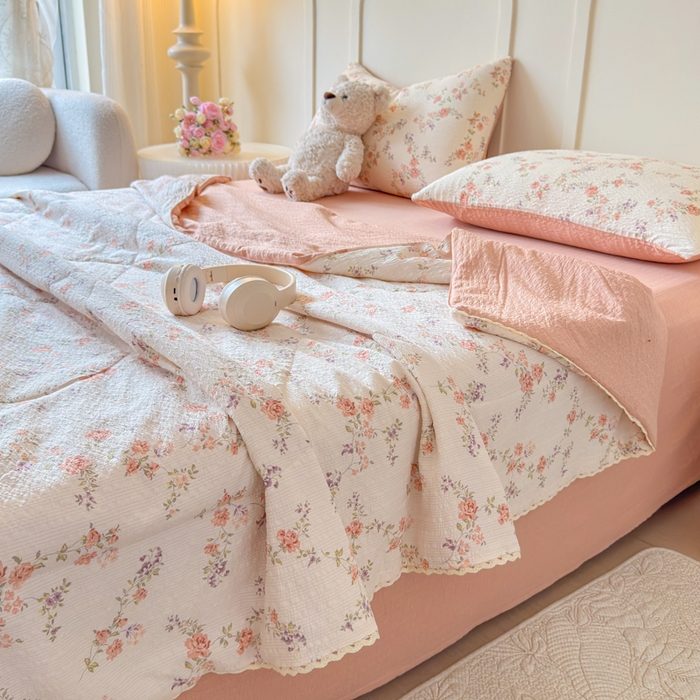 91家纺网 家纺一手货源 找家纺 梦舒阳 2026新款泡芙棉夏被花边款泡芙纱夏凉被四件套空调被带小熊吊牌 暖阳