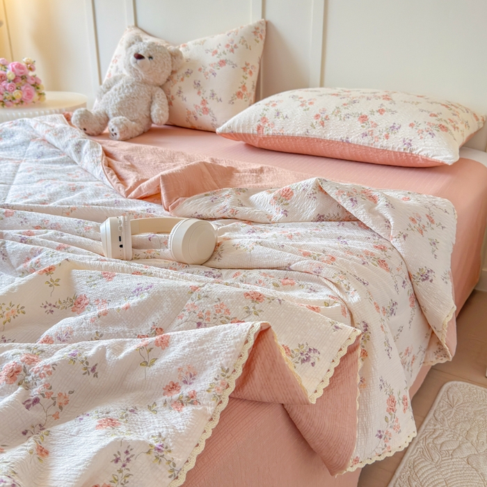 91家纺网 家纺一手货源 找家纺 梦舒阳 2026新款泡芙棉夏被花边款泡芙纱夏凉被四件套空调被带小熊吊牌 暖阳