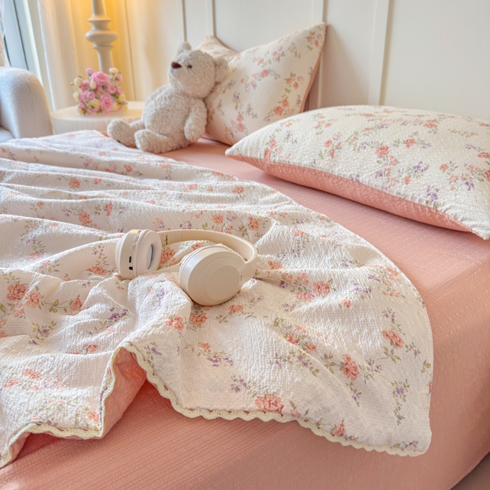 91家纺网 家纺一手货源 找家纺 梦舒阳 2026新款泡芙棉夏被花边款泡芙纱夏凉被四件套空调被带小熊吊牌 暖阳