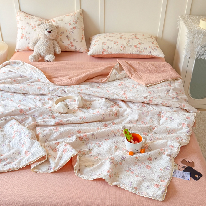 91家纺网 家纺一手货源 找家纺 梦舒阳 2026新款泡芙棉夏被花边款泡芙纱夏凉被四件套空调被带小熊吊牌 暖阳