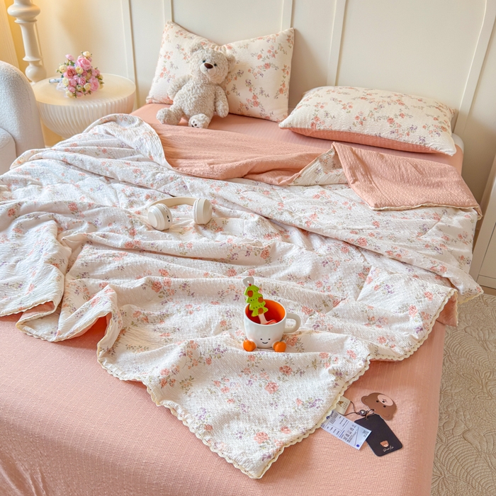 91家纺网 家纺一手货源 找家纺 梦舒阳 2026新款泡芙棉夏被花边款泡芙纱夏凉被四件套空调被带小熊吊牌 暖阳