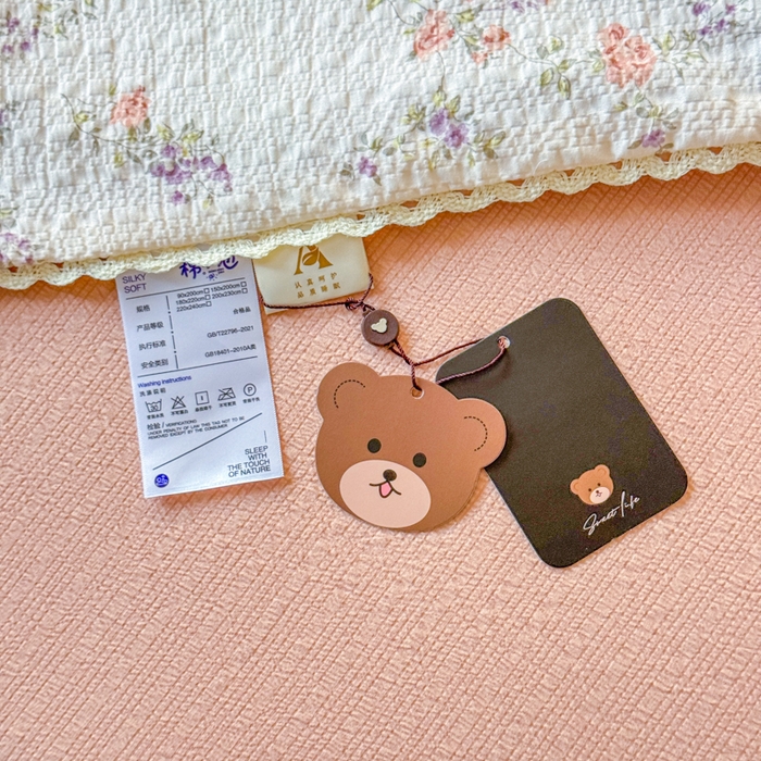 91家纺网 家纺一手货源 找家纺 梦舒阳 2026新款泡芙棉夏被花边款泡芙纱夏凉被四件套空调被带小熊吊牌 暖阳