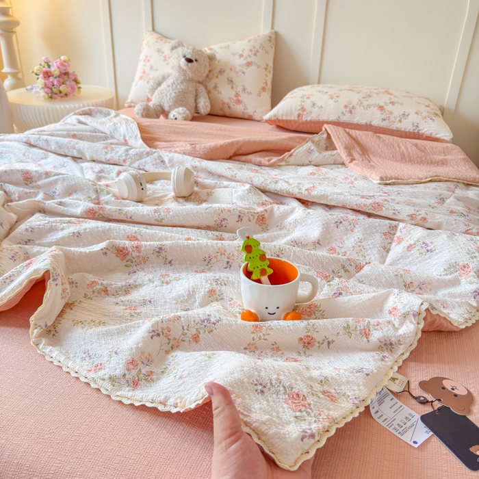 91家纺网 家纺一手货源 找家纺 梦舒阳 2026新款泡芙棉夏被花边款泡芙纱夏凉被四件套空调被带小熊吊牌 暖阳