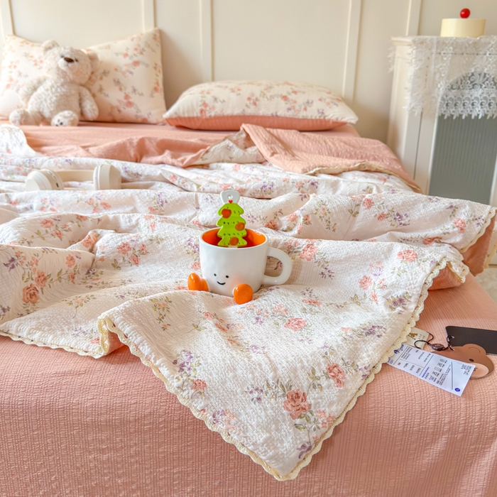 91家纺网 家纺一手货源 找家纺 梦舒阳 2026新款泡芙棉夏被花边款泡芙纱夏凉被四件套空调被带小熊吊牌 暖阳