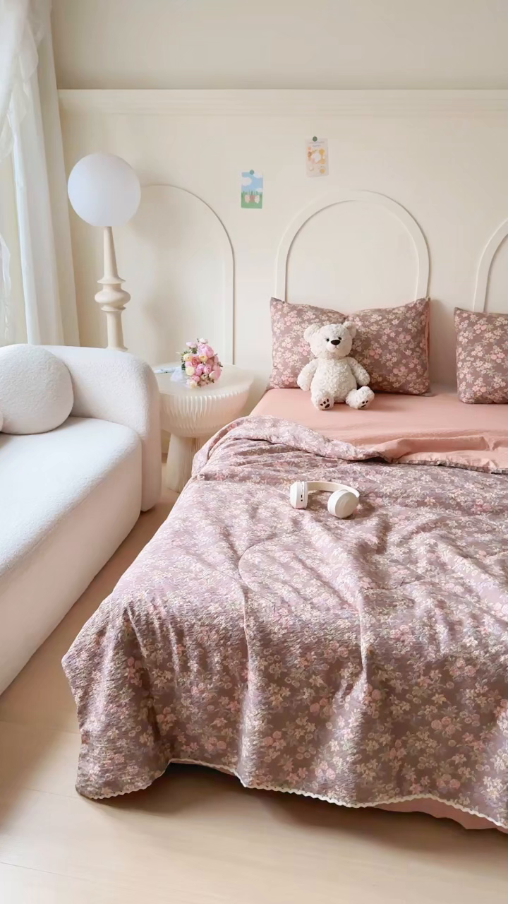 91家纺网 家纺一手货源 找家纺 梦舒阳 2026新款泡芙棉夏被花边款泡芙纱夏凉被四件套空调被带小熊吊牌 暖阳