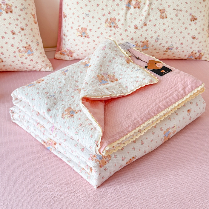 91家纺网 家纺一手货源 找家纺 梦舒阳 2026新款泡芙棉夏被花边款泡芙纱夏凉被四件套空调被带小熊吊牌 情侣小熊