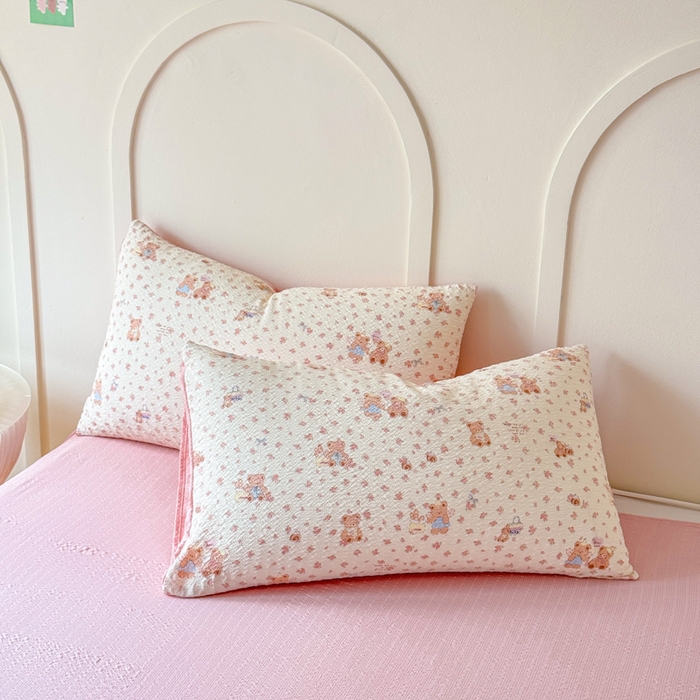 91家纺网 家纺一手货源 找家纺 梦舒阳 2026新款泡芙棉夏被花边款泡芙纱夏凉被四件套空调被带小熊吊牌 情侣小熊