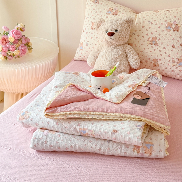 91家纺网 家纺一手货源 找家纺 梦舒阳 2026新款泡芙棉夏被花边款泡芙纱夏凉被四件套空调被带小熊吊牌 情侣小熊