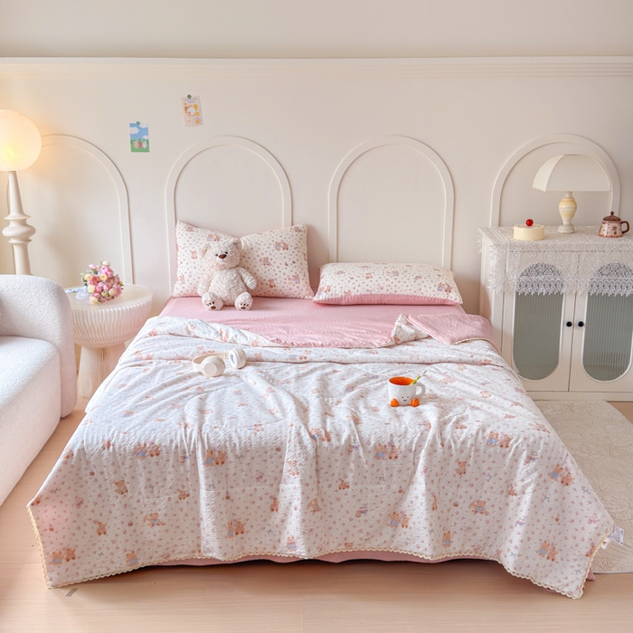 91家纺网 家纺一手货源 找家纺 梦舒阳 2026新款泡芙棉夏被花边款泡芙纱夏凉被四件套空调被带小熊吊牌 情侣小熊