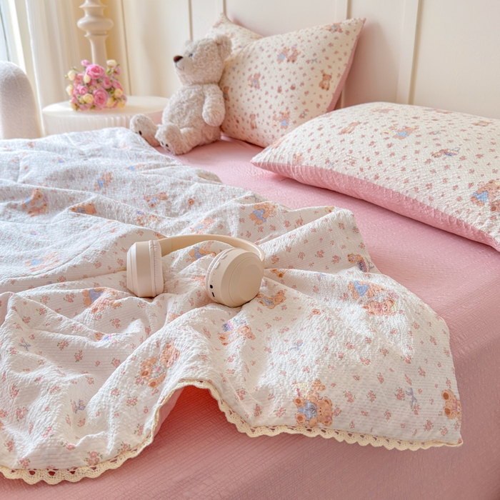 91家纺网 家纺一手货源 找家纺 梦舒阳 2026新款泡芙棉夏被花边款泡芙纱夏凉被四件套空调被带小熊吊牌 情侣小熊