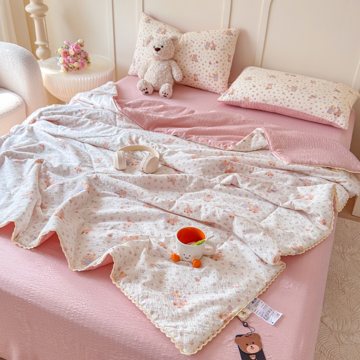 91家纺网 家纺一手货源 找家纺 梦舒阳 2026新款泡芙棉夏被花边款泡芙纱夏凉被四件套空调被带小熊吊牌 情侣小熊