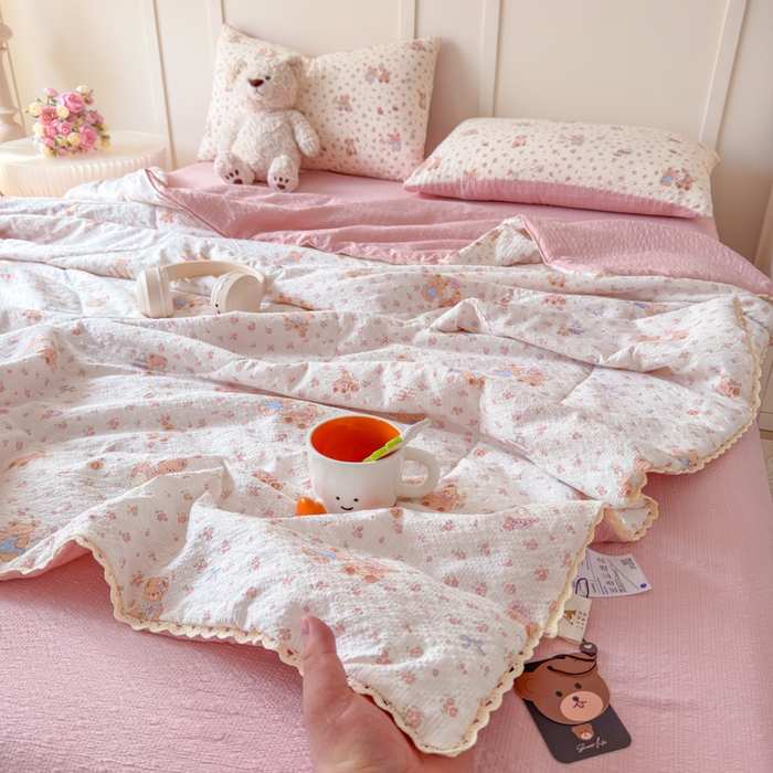 91家纺网 家纺一手货源 找家纺 梦舒阳 2026新款泡芙棉夏被花边款泡芙纱夏凉被四件套空调被带小熊吊牌 情侣小熊