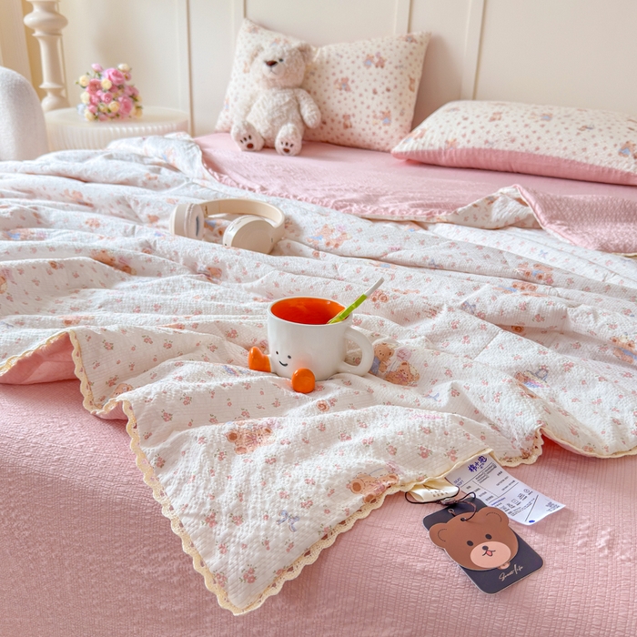 91家纺网 家纺一手货源 找家纺 梦舒阳 2026新款泡芙棉夏被花边款泡芙纱夏凉被四件套空调被带小熊吊牌 情侣小熊