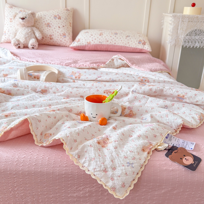 91家纺网 家纺一手货源 找家纺 梦舒阳 2026新款泡芙棉夏被花边款泡芙纱夏凉被四件套空调被带小熊吊牌 情侣小熊