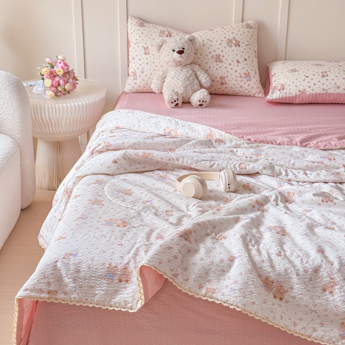 91家纺网 家纺一手货源 找家纺 梦舒阳 2026新款泡芙棉夏被花边款泡芙纱夏凉被四件套空调被带小熊吊牌 情侣小熊