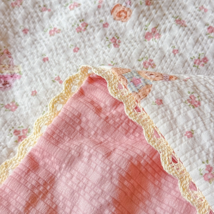 91家纺网 家纺一手货源 找家纺 梦舒阳 2026新款泡芙棉夏被花边款泡芙纱夏凉被四件套空调被带小熊吊牌 情侣小熊