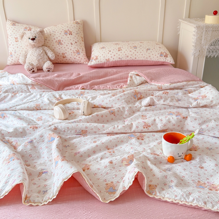 91家纺网 家纺一手货源 找家纺 梦舒阳 2026新款泡芙棉夏被花边款泡芙纱夏凉被四件套空调被带小熊吊牌 情侣小熊