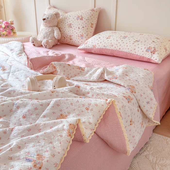 91家纺网 家纺一手货源 找家纺 梦舒阳 2026新款泡芙棉夏被花边款泡芙纱夏凉被四件套空调被带小熊吊牌 情侣小熊