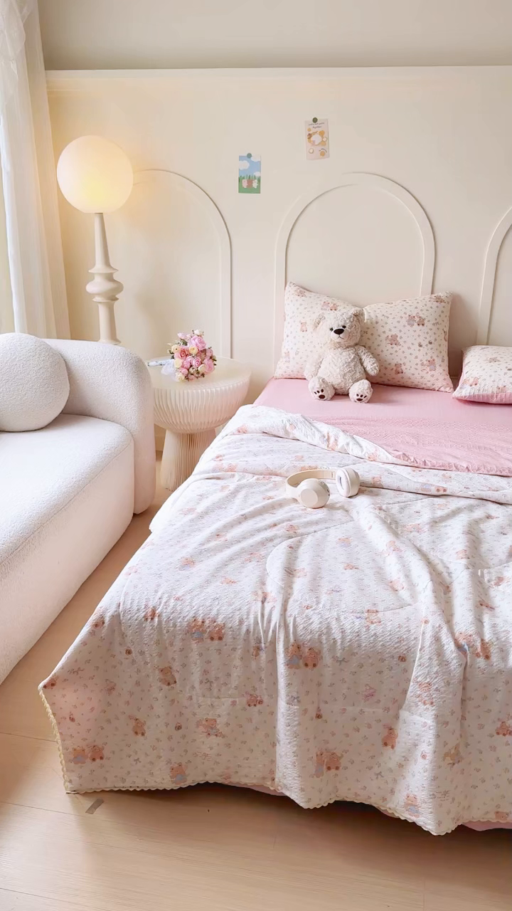 91家纺网 家纺一手货源 找家纺 梦舒阳 2026新款泡芙棉夏被花边款泡芙纱夏凉被四件套空调被带小熊吊牌 情侣小熊