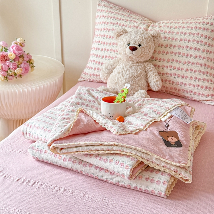 91家纺网 家纺一手货源 找家纺 梦舒阳 2026新款泡芙棉夏被花边款泡芙纱夏凉被四件套空调被带小熊吊牌 小花粉