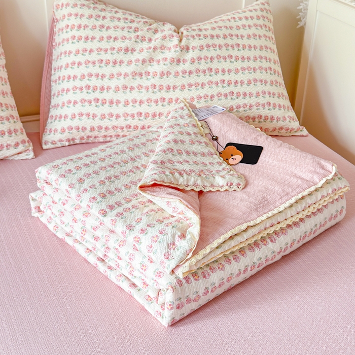 91家纺网 家纺一手货源 找家纺 梦舒阳 2026新款泡芙棉夏被花边款泡芙纱夏凉被四件套空调被带小熊吊牌 小花粉