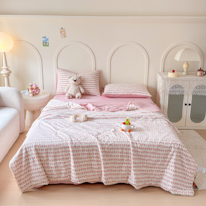 91家纺网 家纺一手货源 找家纺 梦舒阳 2026新款泡芙棉夏被花边款泡芙纱夏凉被四件套空调被带小熊吊牌 小花粉