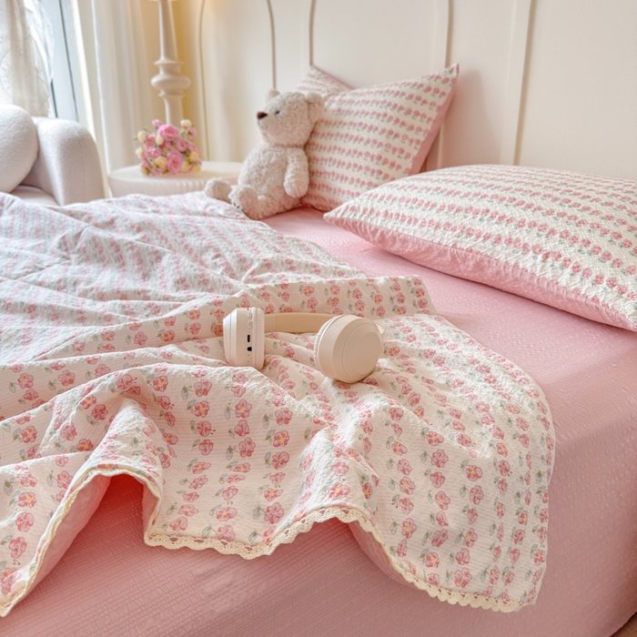 91家纺网 家纺一手货源 找家纺 梦舒阳 2026新款泡芙棉夏被花边款泡芙纱夏凉被四件套空调被带小熊吊牌 小花粉