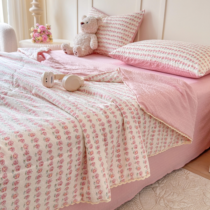 91家纺网 家纺一手货源 找家纺 梦舒阳 2026新款泡芙棉夏被花边款泡芙纱夏凉被四件套空调被带小熊吊牌 小花粉