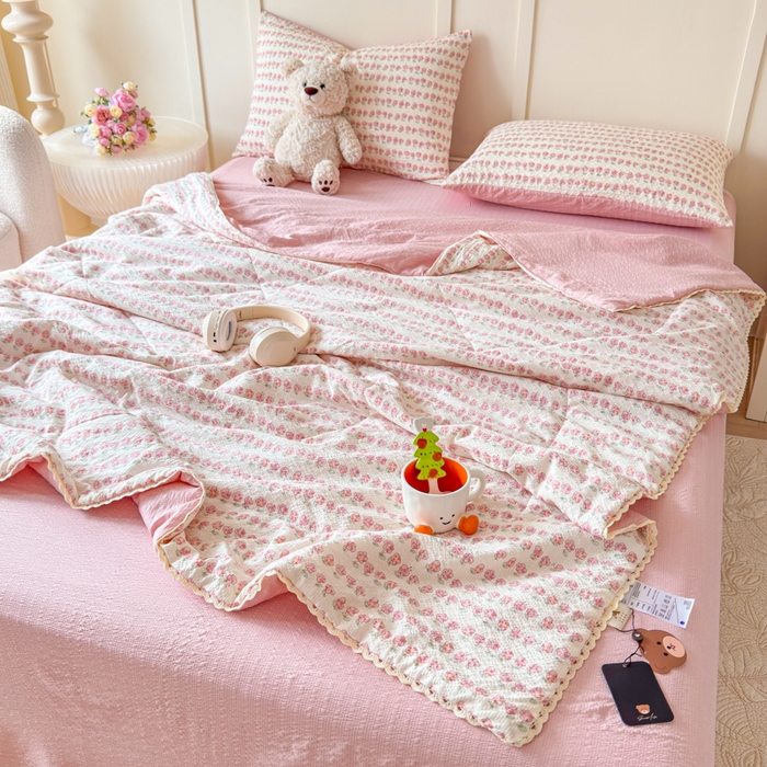 91家纺网 家纺一手货源 找家纺 梦舒阳 2026新款泡芙棉夏被花边款泡芙纱夏凉被四件套空调被带小熊吊牌 小花粉
