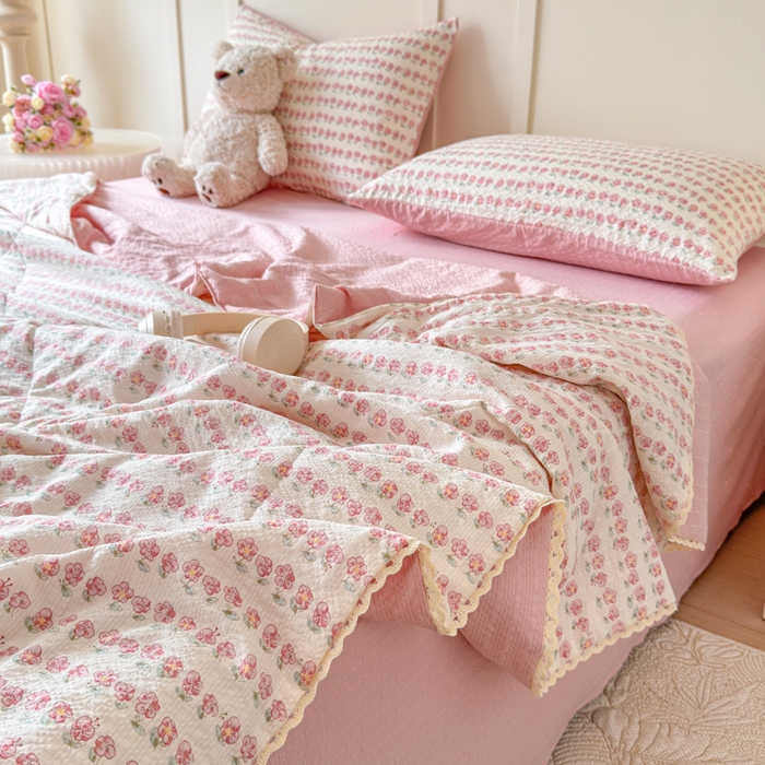 91家纺网 家纺一手货源 找家纺 梦舒阳 2026新款泡芙棉夏被花边款泡芙纱夏凉被四件套空调被带小熊吊牌 小花粉