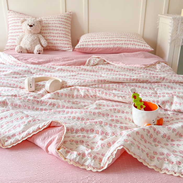 91家纺网 家纺一手货源 找家纺 梦舒阳 2026新款泡芙棉夏被花边款泡芙纱夏凉被四件套空调被带小熊吊牌 小花粉