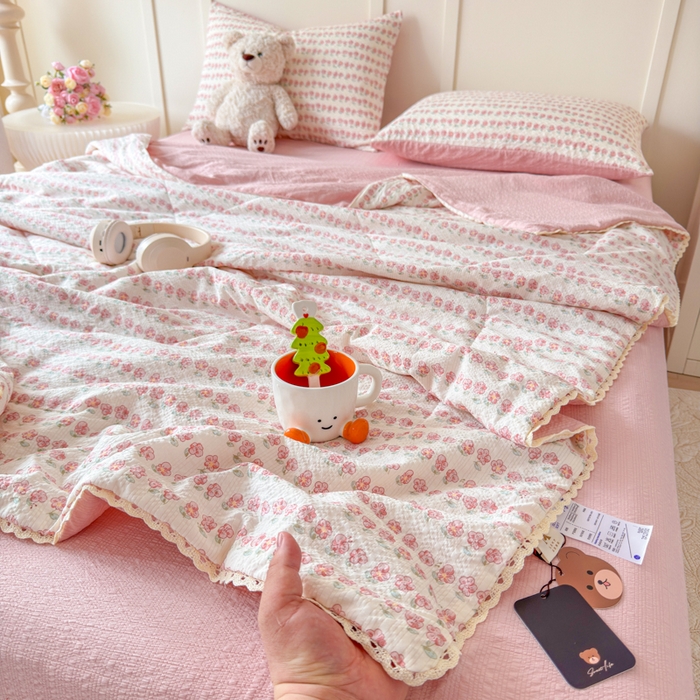 91家纺网 家纺一手货源 找家纺 梦舒阳 2026新款泡芙棉夏被花边款泡芙纱夏凉被四件套空调被带小熊吊牌 小花粉