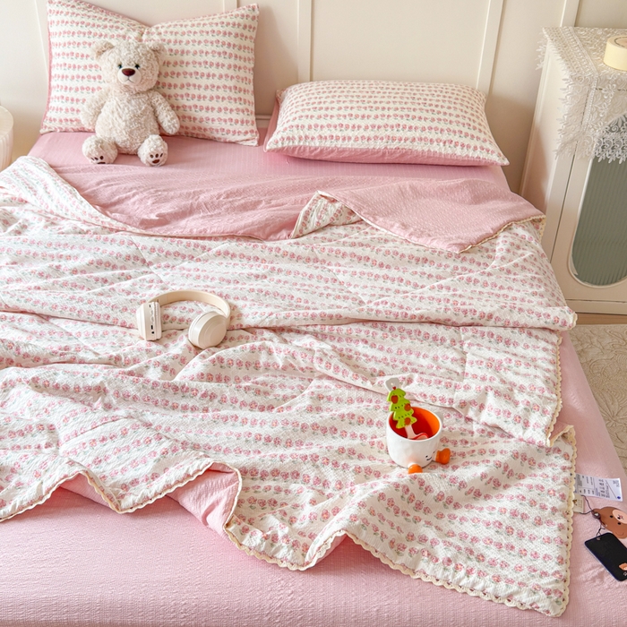91家纺网 家纺一手货源 找家纺 梦舒阳 2026新款泡芙棉夏被花边款泡芙纱夏凉被四件套空调被带小熊吊牌 小花粉
