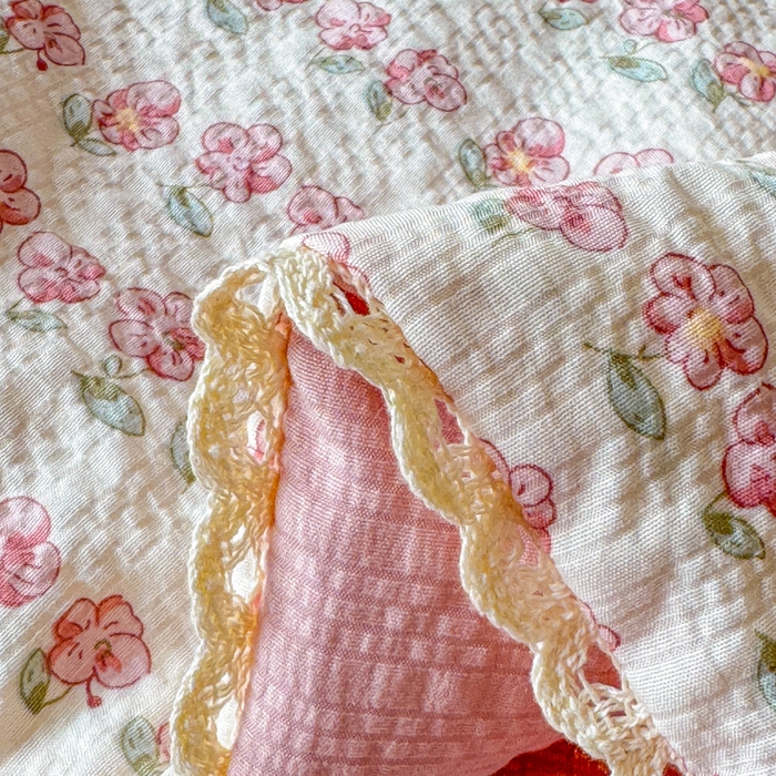 91家纺网 家纺一手货源 找家纺 梦舒阳 2026新款泡芙棉夏被花边款泡芙纱夏凉被四件套空调被带小熊吊牌 小花粉