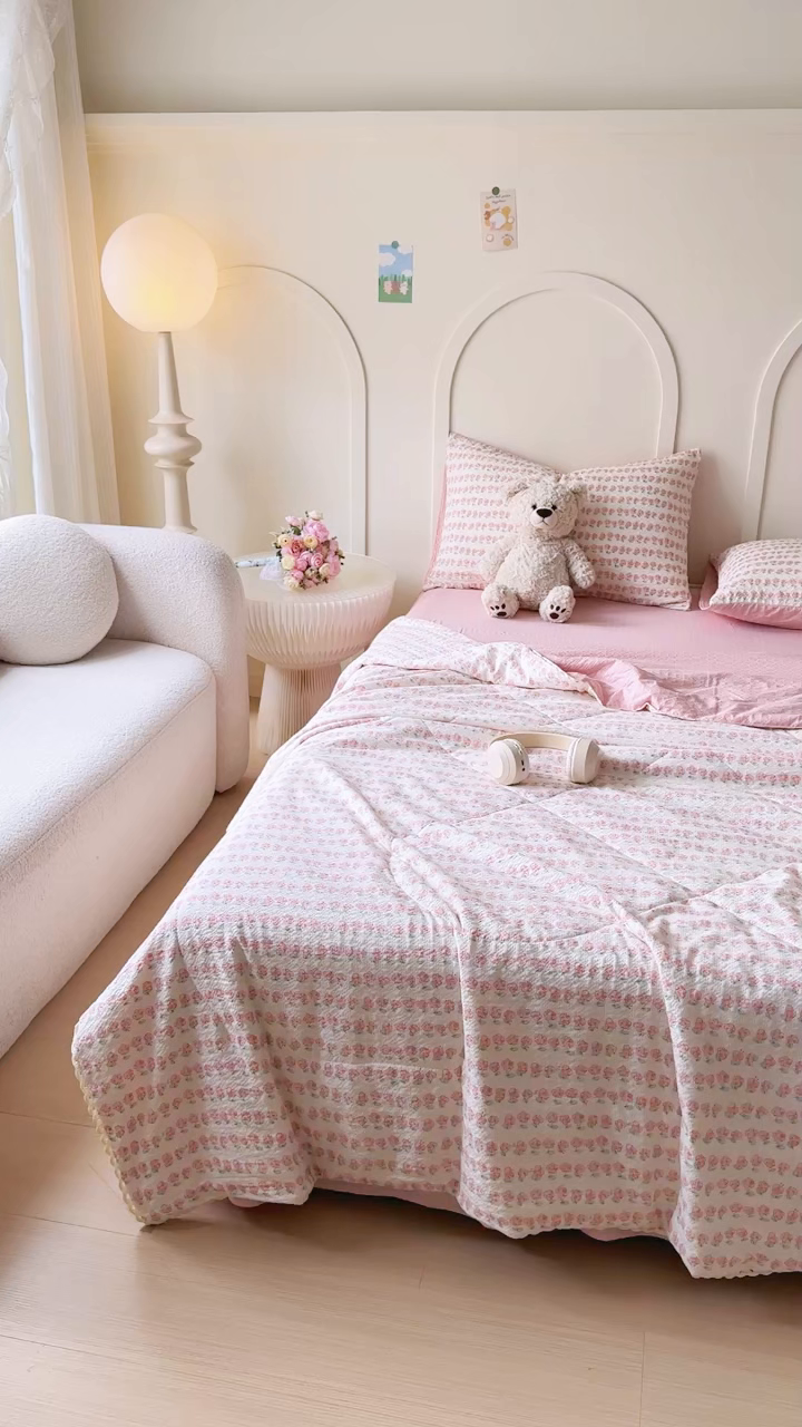 91家纺网 家纺一手货源 找家纺 梦舒阳 2026新款泡芙棉夏被花边款泡芙纱夏凉被四件套空调被带小熊吊牌 小花粉