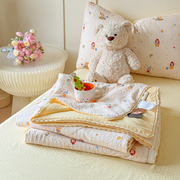 91家纺网 家纺一手货源 找家纺 梦舒阳 2026新款泡芙棉夏被花边款泡芙纱夏凉被四件套空调被带小熊吊牌 星人儿