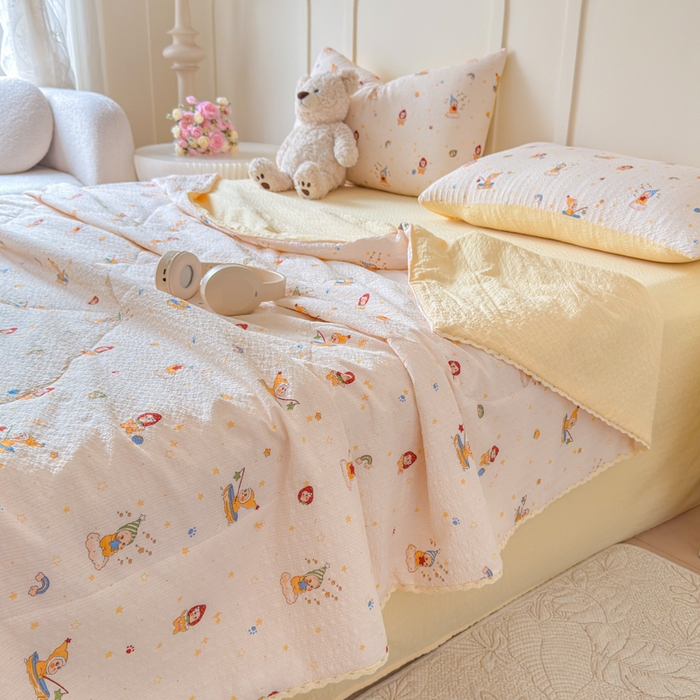 91家纺网 家纺一手货源 找家纺 梦舒阳 2026新款泡芙棉夏被花边款泡芙纱夏凉被四件套空调被带小熊吊牌 星人儿