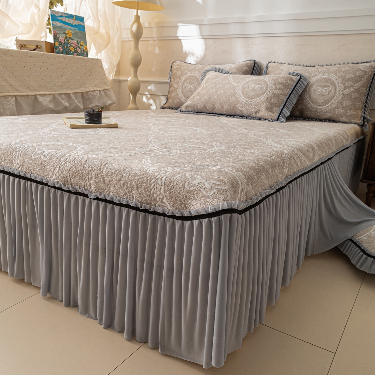 91家纺网 家纺一手货源 找家纺 雅居纺家纺 2026新款花间蝶梦款凉感床裙凉席席子 花间蝶梦-卡其