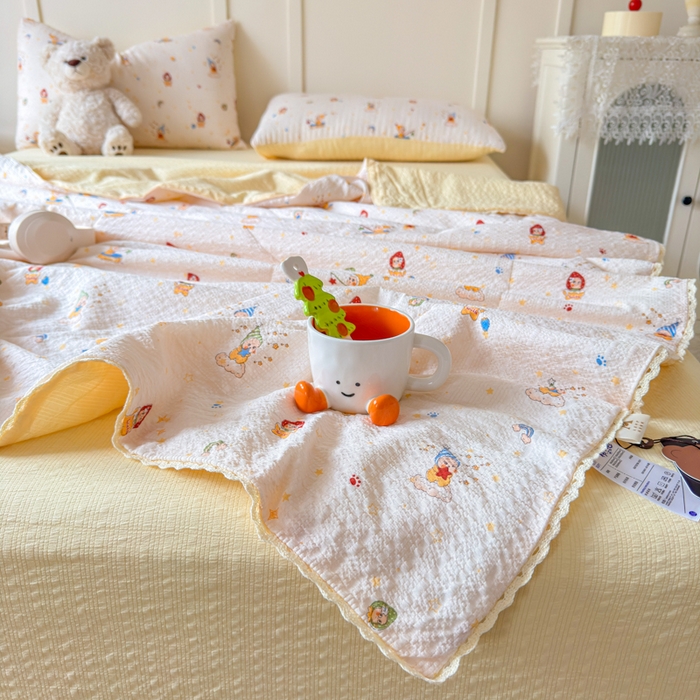 91家纺网 家纺一手货源 找家纺 梦舒阳 2026新款泡芙棉夏被花边款泡芙纱夏凉被四件套空调被带小熊吊牌 星人儿