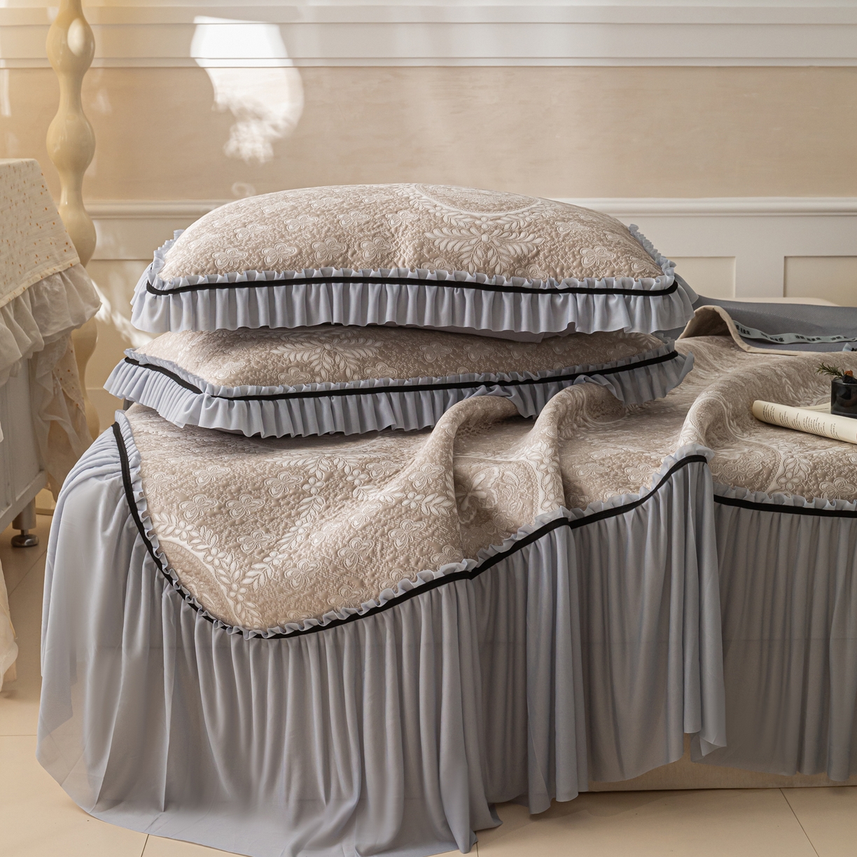 91家纺网 家纺一手货源 找家纺 雅居纺家纺 2026新款花间蝶梦款凉感床裙凉席席子 花间蝶梦-卡其