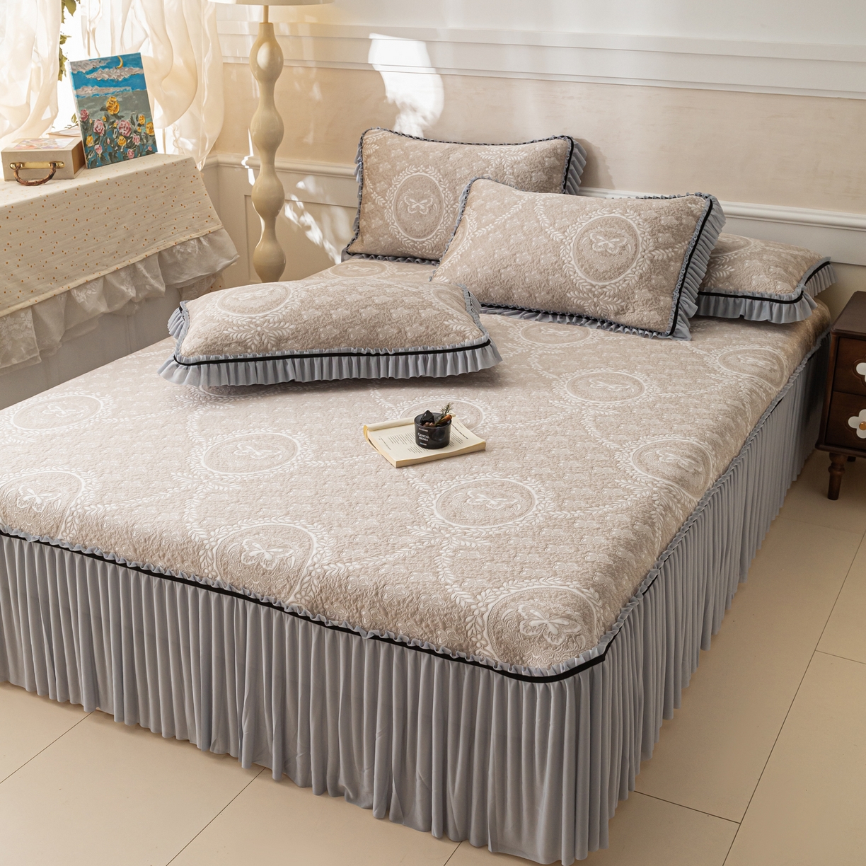 91家纺网 家纺一手货源 找家纺 雅居纺家纺 2026新款花间蝶梦款凉感床裙凉席席子 花间蝶梦-卡其