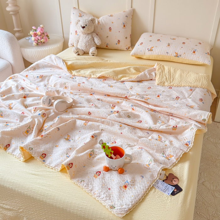 91家纺网 家纺一手货源 找家纺 梦舒阳 2026新款泡芙棉夏被花边款泡芙纱夏凉被四件套空调被带小熊吊牌 星人儿