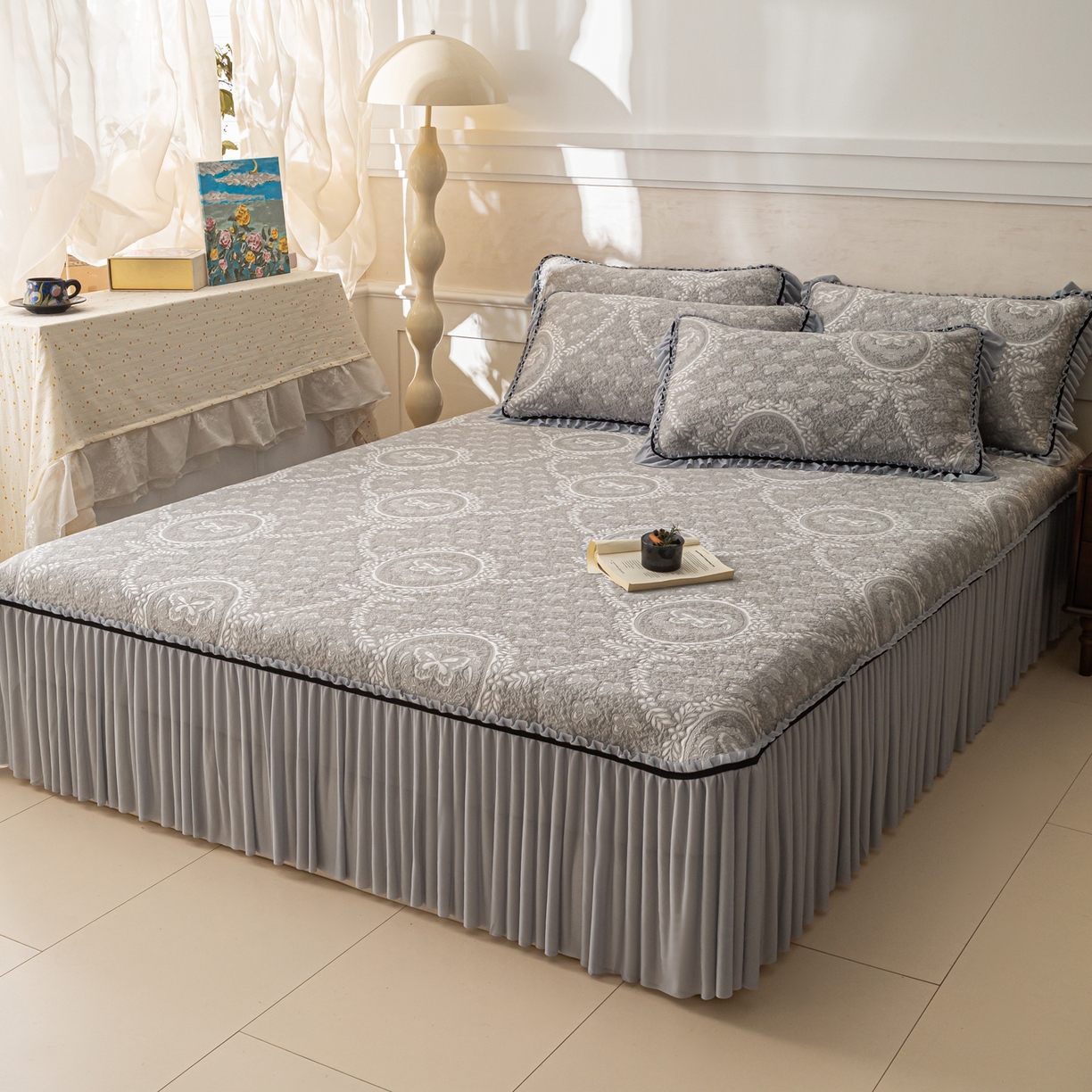 91家纺网 家纺一手货源 找家纺 雅居纺家纺 2026新款花间蝶梦款凉感床裙凉席席子 花间蝶梦-灰