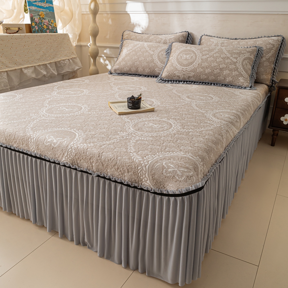 91家纺网 家纺一手货源 找家纺 雅居纺家纺 2026新款花间蝶梦款凉感床裙凉席席子 花间蝶梦-卡其