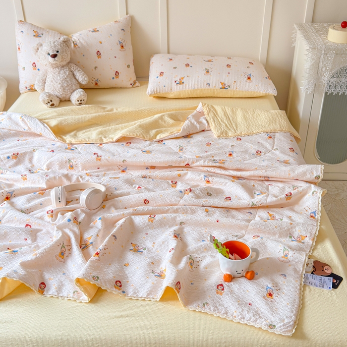 91家纺网 家纺一手货源 找家纺 梦舒阳 2026新款泡芙棉夏被花边款泡芙纱夏凉被四件套空调被带小熊吊牌 星人儿
