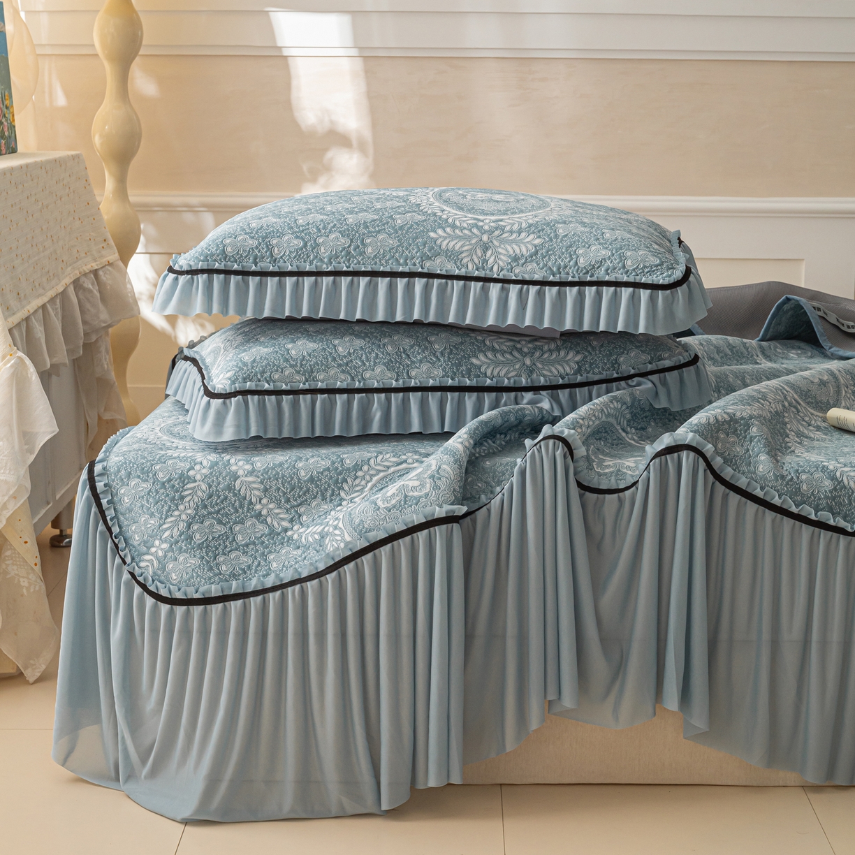 91家纺网 家纺一手货源 找家纺 雅居纺家纺 2026新款花间蝶梦款凉感床裙凉席席子 花间蝶梦-蓝